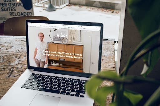 Help Make You A Brand (आपको एक ब्रांड बनाने में मदद करती है)